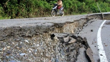 Gubernur Kaltim Janji Tindak Perusahaan Tanah Pemicu Jalan Longsor