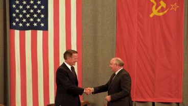 Mikhail Gorbachev Puji Peran George H.W. Bush Akhiri Perang Dingin