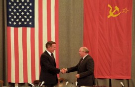 Mikhail Gorbachev Puji Peran George H.W. Bush Akhiri Perang Dingin