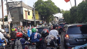 Lalu Lintas Tersendat, Massa 212 Berjalan Kaki dari Tanah Abang