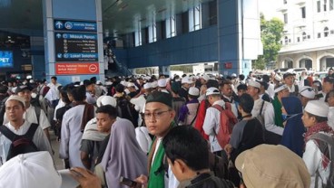 Peserta Reuni 212 Tinggalkan Monas, Stasiun Kereta Api Padat