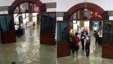 Stasiun Tawang Tergenang Banjir, Penumpang Berbasah Kaki Menuju Peron