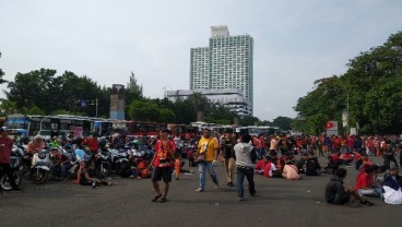 PERSIJA VS MITRA KUKAR: Jakmania Padati Area Sekitar Stadion GBK