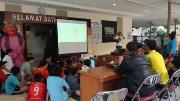 Persija Vs Mitra Kukar : Serunya Nonton Bareng di Kantor Camat Senen