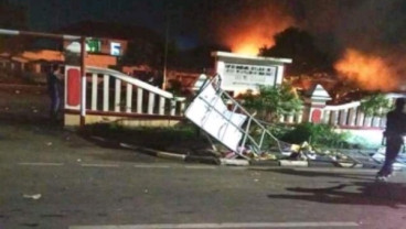 Sekelompok Massa Rusak Mapolsek Ciracas, Kendaraan Dibakar. Begini Kronologisnya