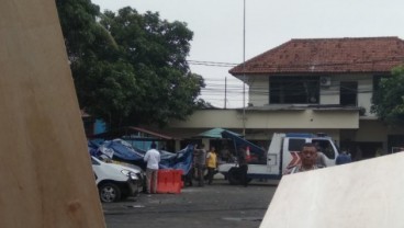 Belasan Mobil yang Dirusak Dipindahkan dari Mapolsek Ciracas