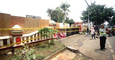 Anggota kepolisian mengatur lalu lintas di depan Polsek Ciracas yang dirusak dan dibakar oleh massa di Jalan Raya Bogor, Ciracas, Jakarta Timur,Rabu (12/12/2018). /Antara-Kahfie Kamaru