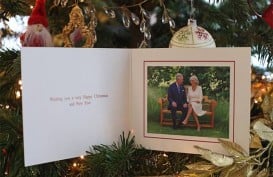 Gaya Kasual Kartu Natal Pangeran Charles dan Camilla