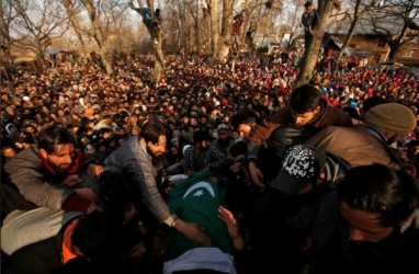Bentrok Pasukan Keamanan dan Sipil di Kashmir, 7 Demonstran Tewas