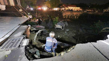 Jalan Raya Gubeng Ambles, Polisi Periksa Direktur dan 3 Pekerja Proyek
