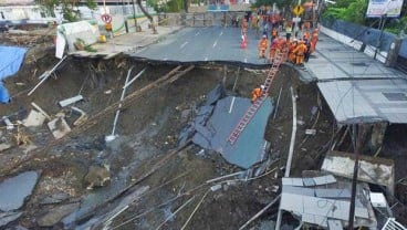 Amblesnya Jalan Gubeng Diduga Kegagalan Sistem Penahan Tanah