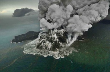 Gunung Krakatau dalam Status Waspada