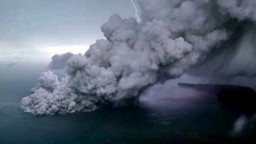 Ini Foto-foto Eksklusif Letusan Gunung Anak Krakatau