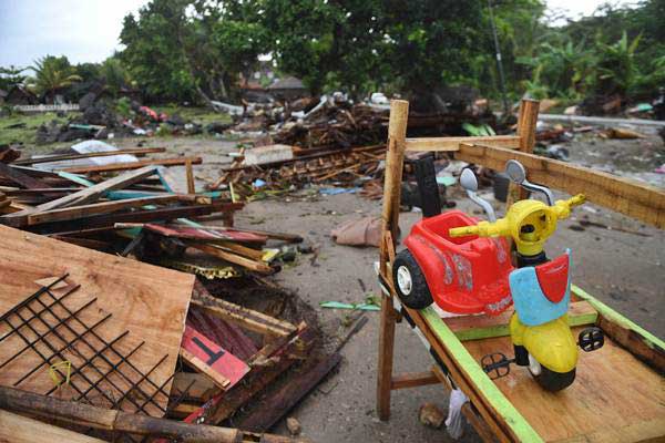 Sebuah sepeda anak tertinggal di lokasi bencana tsunami di kawasan Carita, Banten, Jawa Barat, Senin (24/12/2018). - ANTARA/Akbar Nugroho Gumay