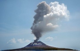 Gunung Anak Krakatau Masih Hembuskan Asap Hitam Pascatsunami