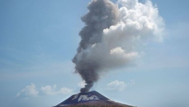 Gunung Anak Krakatau Masih Hembuskan Asap Hitam Pascatsunami