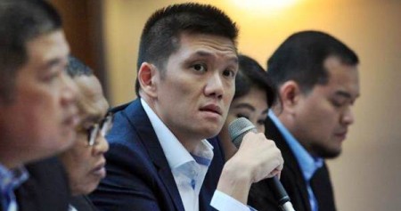 Dirut PT Alfa Energi Investama Tbk (FIRE) Aris Munandar memberikan penjelasan mengenai kinerja perusahaan seusai pencatatan perdana saham FIRE di Jakarta, Jumat (9/6)./JIBI-Dedi Gunawan