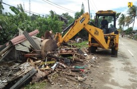 PUPR Bersihkan Akses Jalan Terdampak Tsunami di Lampung Selatan