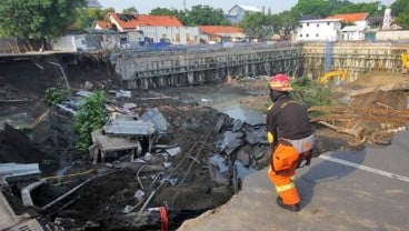 Pengaspalan Jalan Amblas di Gubeng Tertunda Hujan