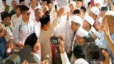 Prabowo Terharu Terima Bantuan Dana dari Santri dan Petani