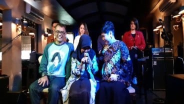 Ibu Nike Ardilla Menangis Saat Mendengar Lagu Mendiang Anaknya