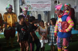 Relawan Hibur Anak-Anak Korban Tsunami Banten
