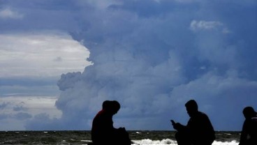 Gunung Anak Krakatau 4 Kali Meletus pada Minggu, Level Tetap Siaga