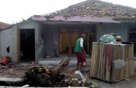 Warga Cirebon Mulai Bersihkan Puing Akibat Puting Beliung