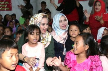 Istri Gubernur Lampung Hibur Anak-anak Korban Tsunami