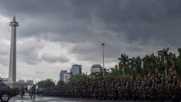 Guyuran Hujan Bikin Nikah Massal Semakin Syahdu