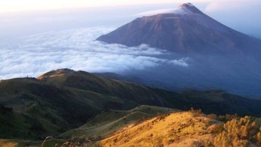 Ribuan Pendaki Padati Puncak Lawu di Malam Tahun Baru