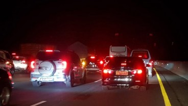 Arus Balik Liburan, Jalan Tol Cikampek Menuju Jakarta Macet Parah