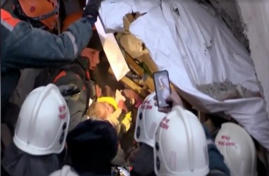 Terjebak 35 Jam dalam Reruntuhan Apartemen, Bayi Mungil Ini Ditemukan Selamat