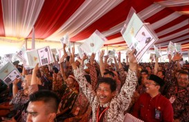 Jokowi Serahkan 2.500 Sertifikat Tanah di Blitar