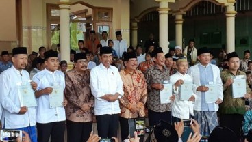 Kunjungi Ponorogo, Jokowi Serahkan 213 Sertifikat Wakaf