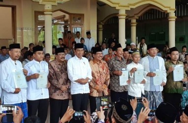 Kunjungi Ponorogo, Jokowi Serahkan 213 Sertifikat Wakaf