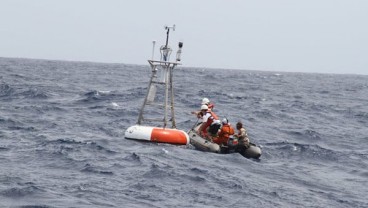 Detik-Detik Pemasangan BUOY Detektor Tsunami di Selat Sunda