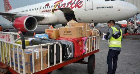Petugas mendata barang pemudik sebelum di masukkan ke bagasi pesawat di Bandara Internasional Juanda, Sidoarjo, Jawa Timur, Rabu (13/6/2018)./ANTARA FOTO/Umarul Faruq