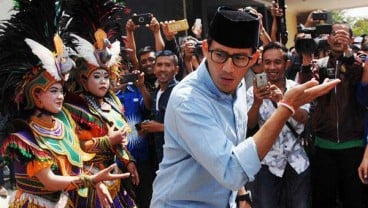 Sandi Terharu Terima Dompet dari Mahasiswa UI