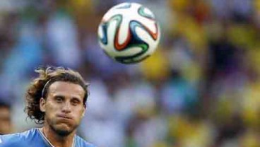 Tak Mau Sekadar Penghibur, Kalteng Putra Incar Diego Forlan