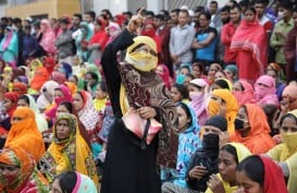 Buruh Tekstil Bangladesh Protes Tuntut Kenaikan Upah
