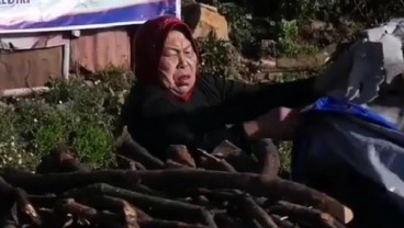 Makan Nasi Pecel Telur di Kaki Gunung 3.150 Meter, Mau?