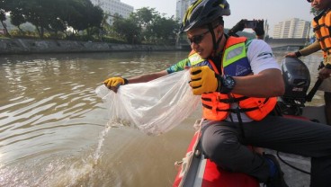 Ribuan Benih Ikan Nila Dilepas di Kalimas