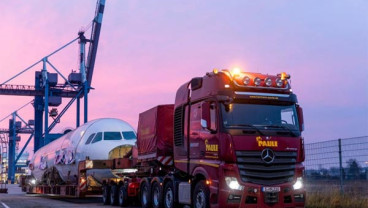 Mercedes-Benz Actros SLT Unjuk Kemampuan Angkut Pesawat Airbus A 320