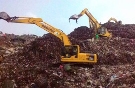 Tinjau TPST Bantargebang, Anies Serahkan Truk Sampah kepada Pemkot Bekasi