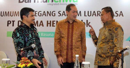 Presiden Direktur PT Darma Henwa Tbk Faisal Firdaus (dari kiri) bersama Preskom Muhammad Lutfi mendengarkan pembicaraan Wakil Preskom Suadi Atma, usai rapat umum pemegang saham luar biasa perseroan, di Jakarta, Rabu (16/1/2019)./Bisnis-Endang Muchtar