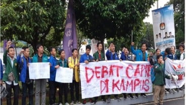 Di Depan Hotel Bidakara, Mahasiswa Demo Minta Debat Capres di Kampus