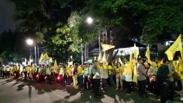 Dijaga Aparat, Pendukung Jokowi & Pendukung Prabowo Berkumpul di Depan Hotel Bidakara