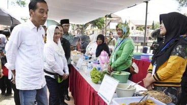 Jokowi Temui Ibu-ibu Penerima Pinjaman Modal Usaha di Garut