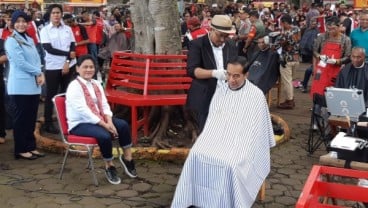 Sabtu Pagi, Presiden Jokowi Cukur Rambut di Tepi Situ Bagendit